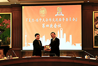 President Tuan  (right) receives souvenirs from President Xu of Fudan University